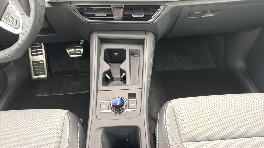 New 2026 Volkswagen Tiguan SE R-Line FWD image 18