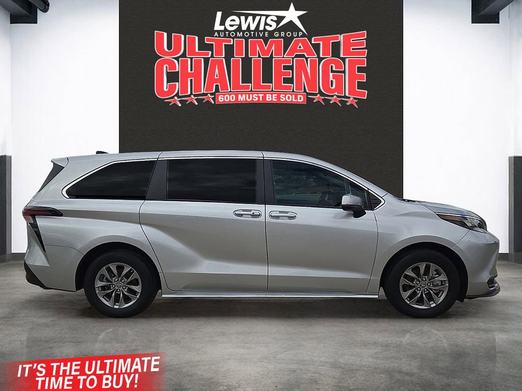 Used 2025 Toyota Sienna LE image 5