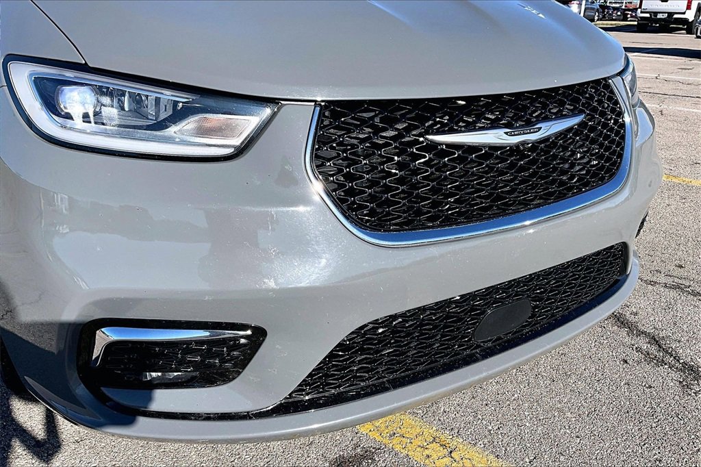 Used 2022 Chrysler Pacifica Touring-L image 29