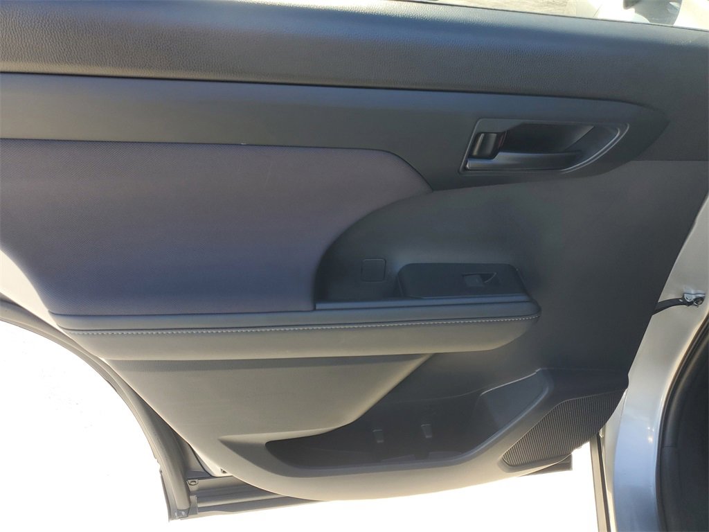 Used 2023 Toyota Highlander LE image 15