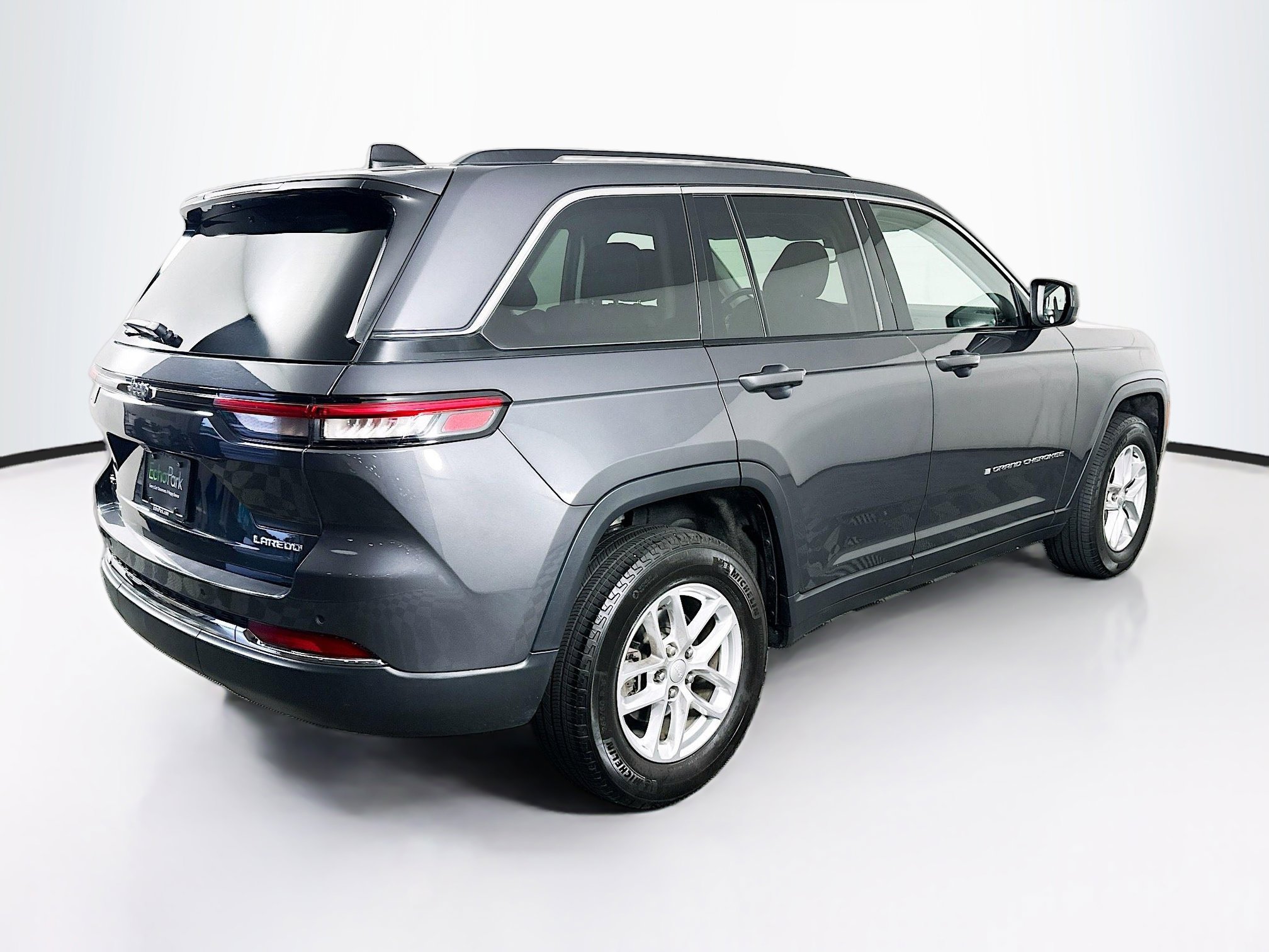 Used 2023 Jeep Grand Cherokee Laredo w/ Luxury Tech Group I AWD/4WD image 9