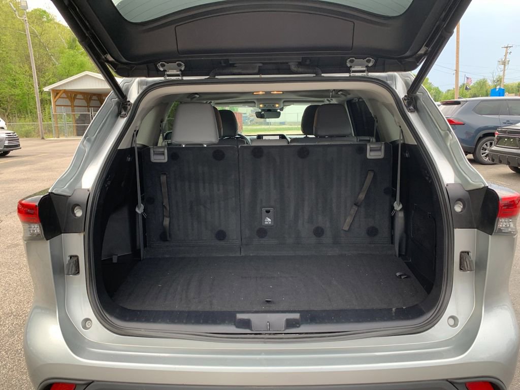 Used 2021 Toyota Highlander XLE AWD/4WD image 19