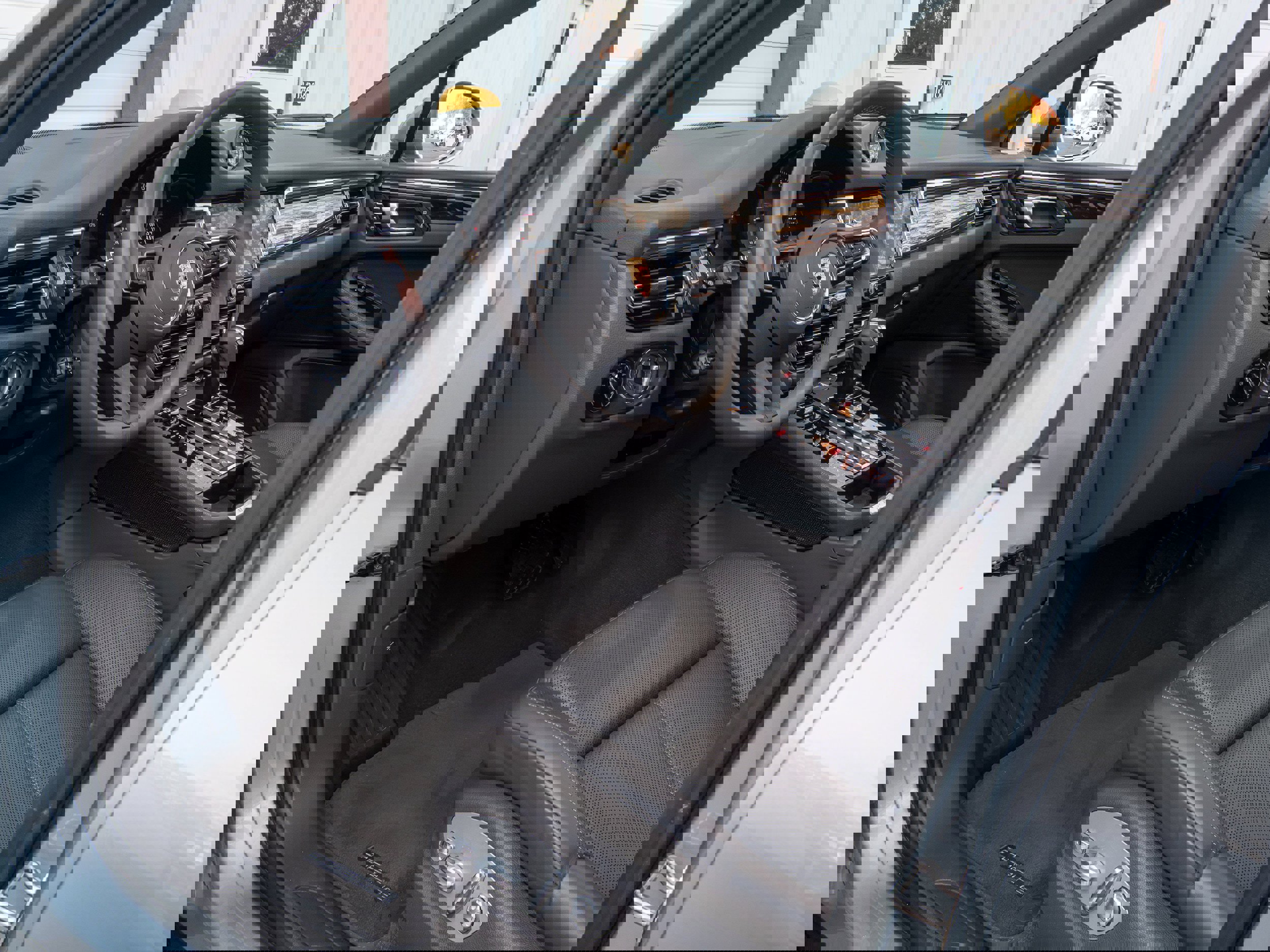 Used 2023 Porsche Macan image 4