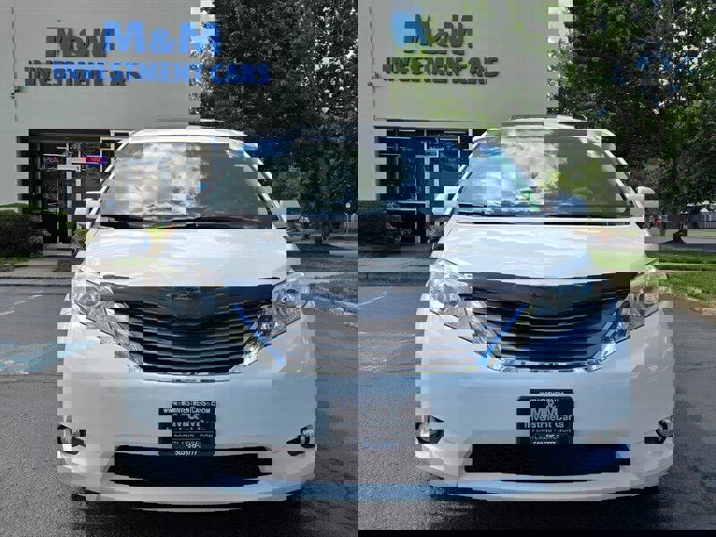 Used 2011 Toyota Sienna XLE w/ Premium Pkg image 5