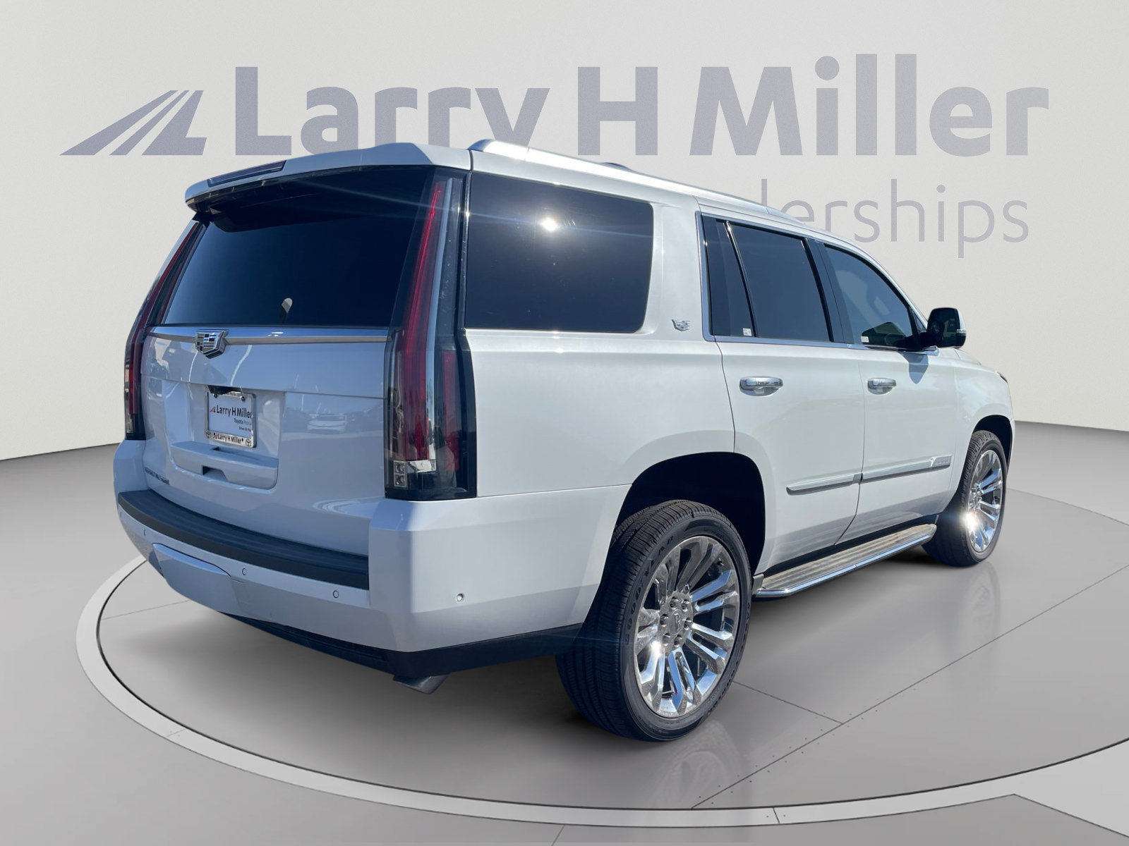 Used 2020 Cadillac Escalade Luxury w/ LPO, Radiant Package AWD/4WD image 5