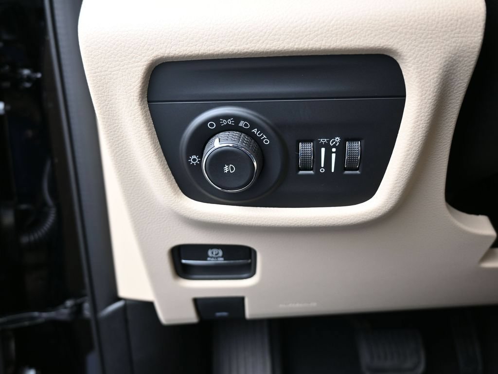Used 2026 Jeep Grand Cherokee Limited RWD image 23