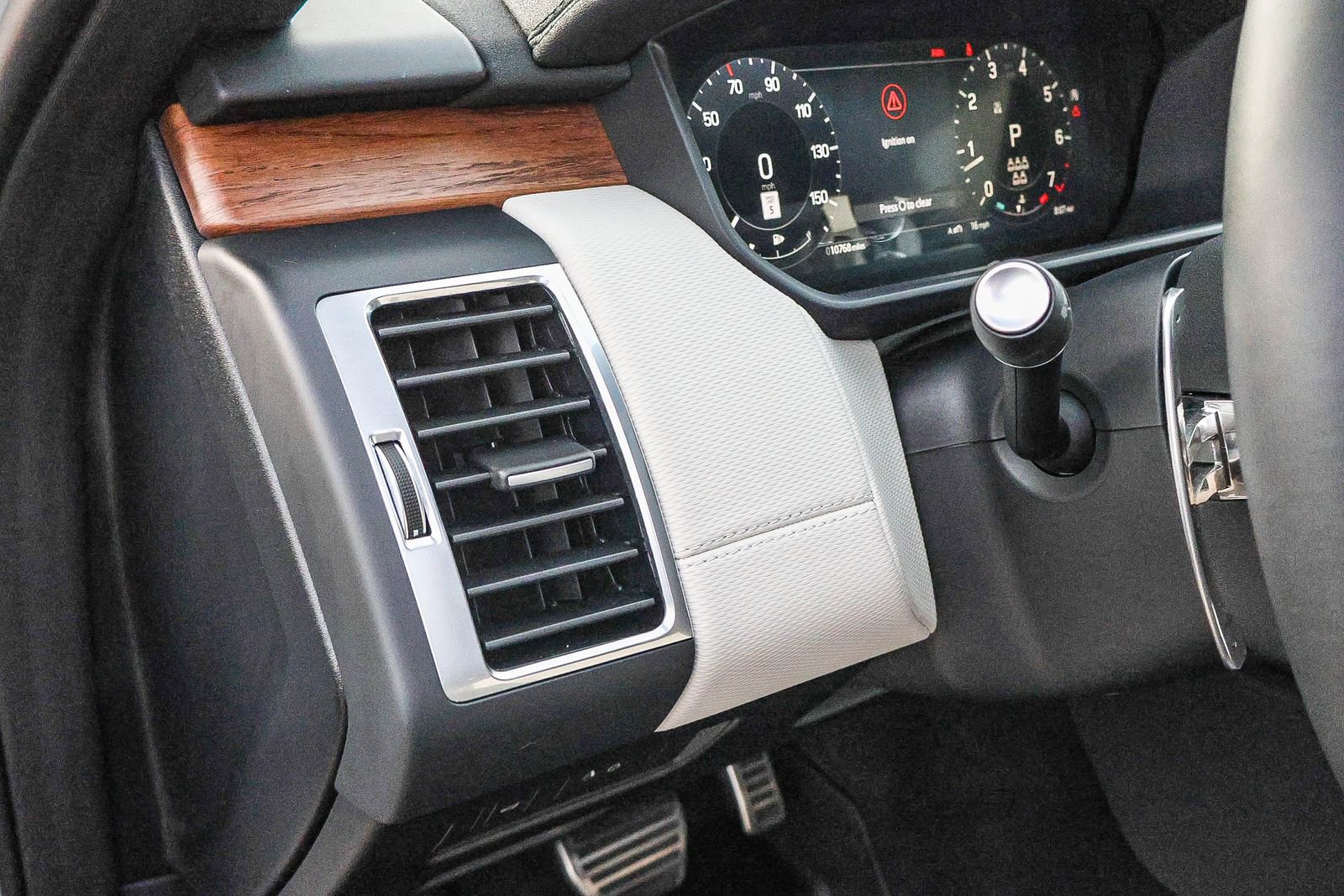 Used 2024 Land Rover Discovery Dynamic SE image 31