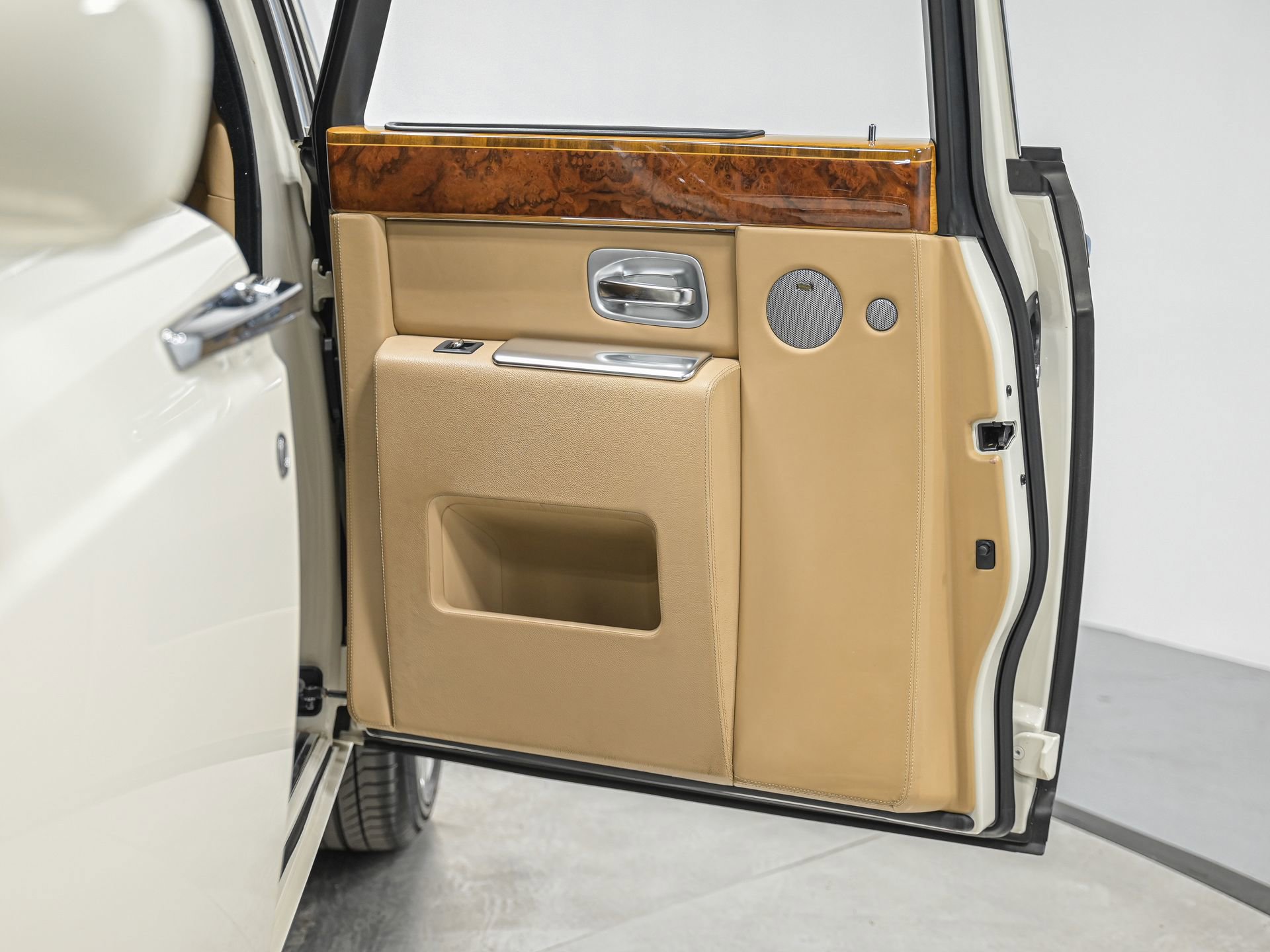 Used 2004 Rolls-Royce Phantom Sedan image 27