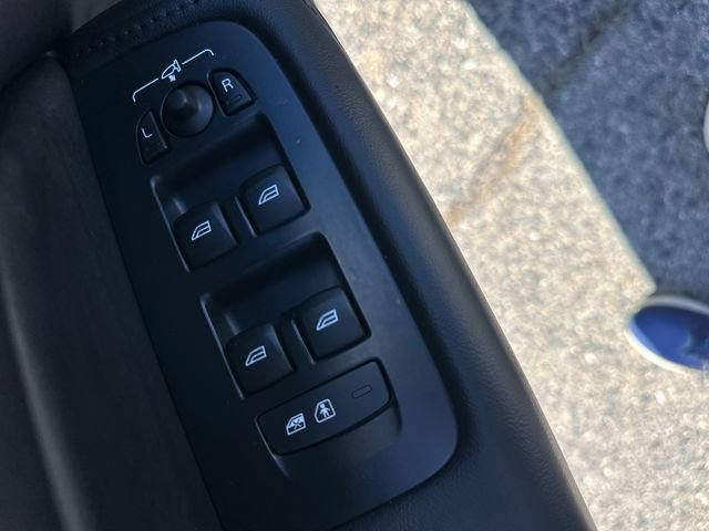 Used 2025 Volvo XC60 B5 Plus image 28