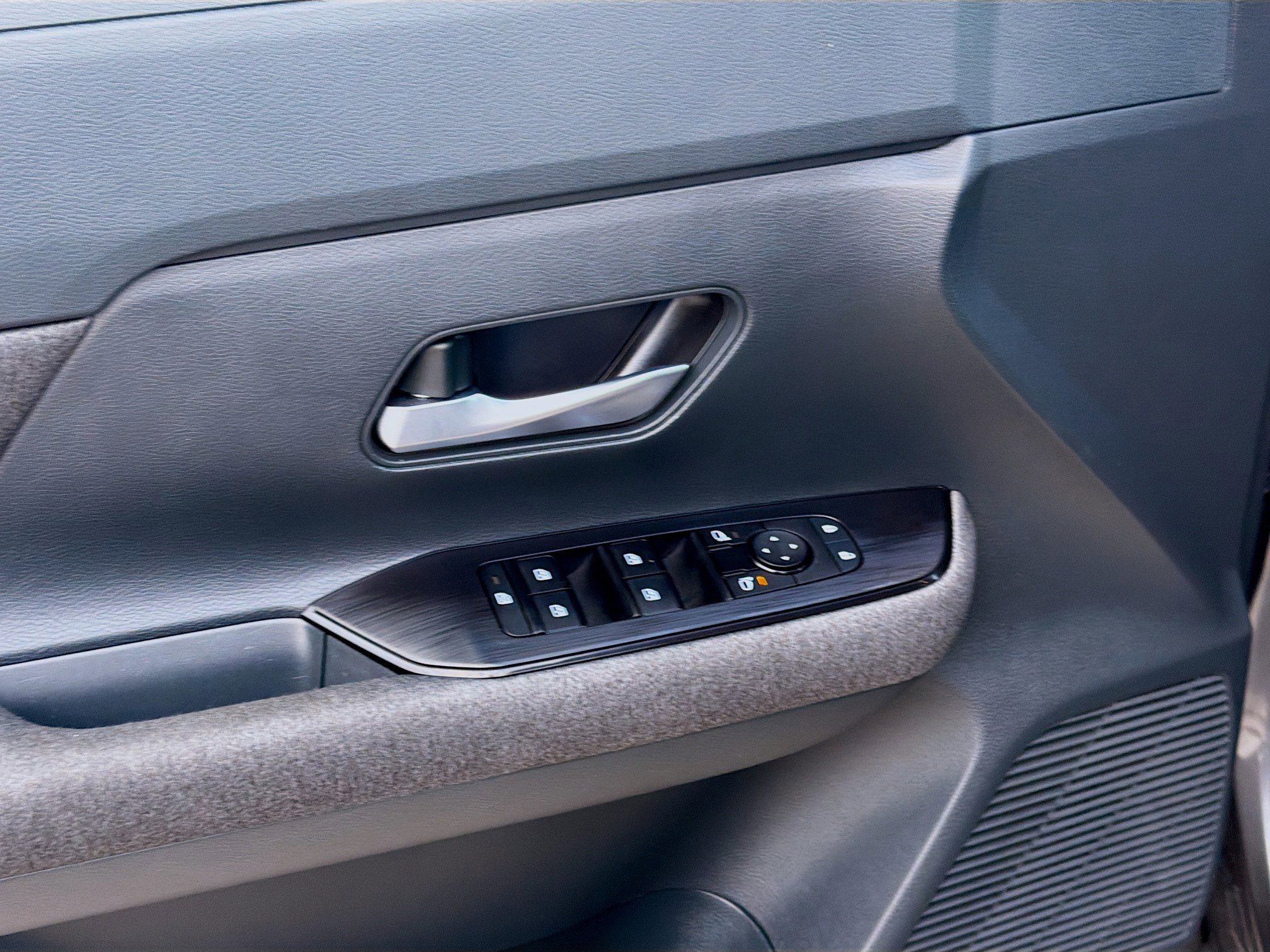 Used 2025 Nissan Kicks SV image 16