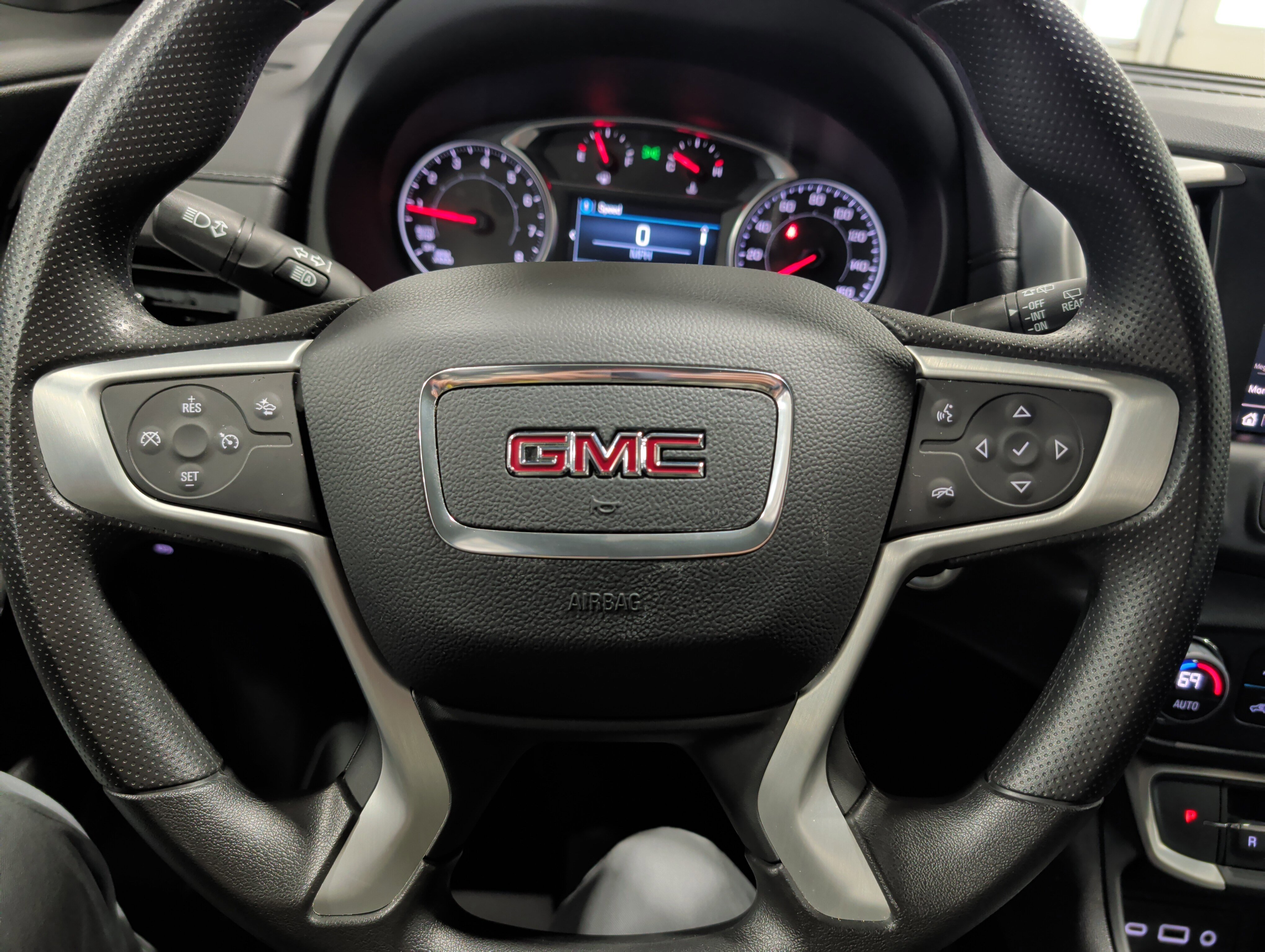 Used 2024 GMC Terrain SLE w/ Driver Convenience Package AWD/4WD image 9