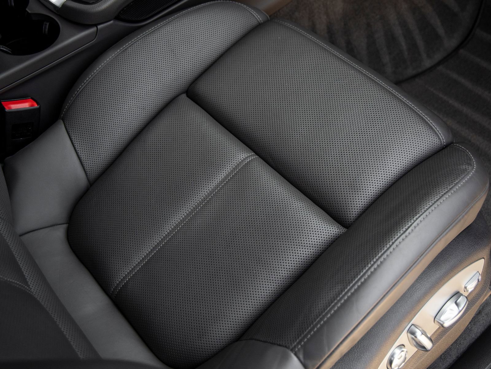 Certified 2022 Porsche Macan AWD/4WD image 44