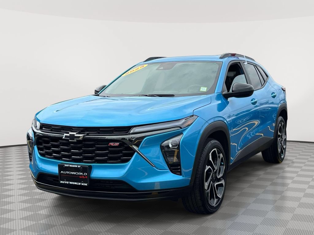 Used 2025 Chevrolet Trax RS w/ Sunroof Package FWD image 3