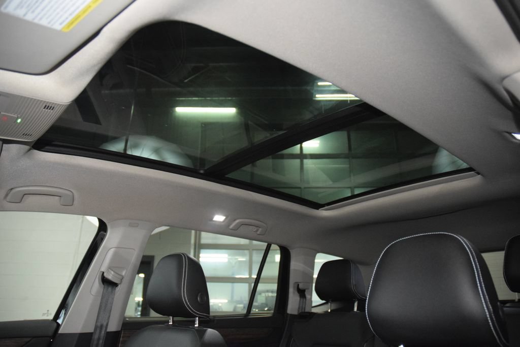 Used 2025 Volkswagen Atlas SEL AWD/4WD image 48