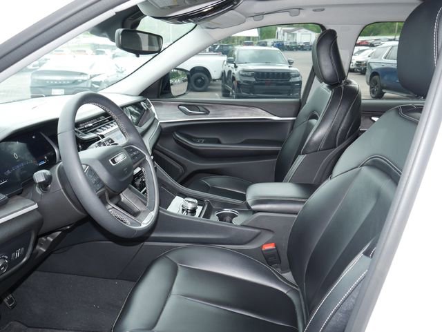 Used 2024 Jeep Grand Cherokee Limited w/ Black Appearance Package AWD/4WD image 3