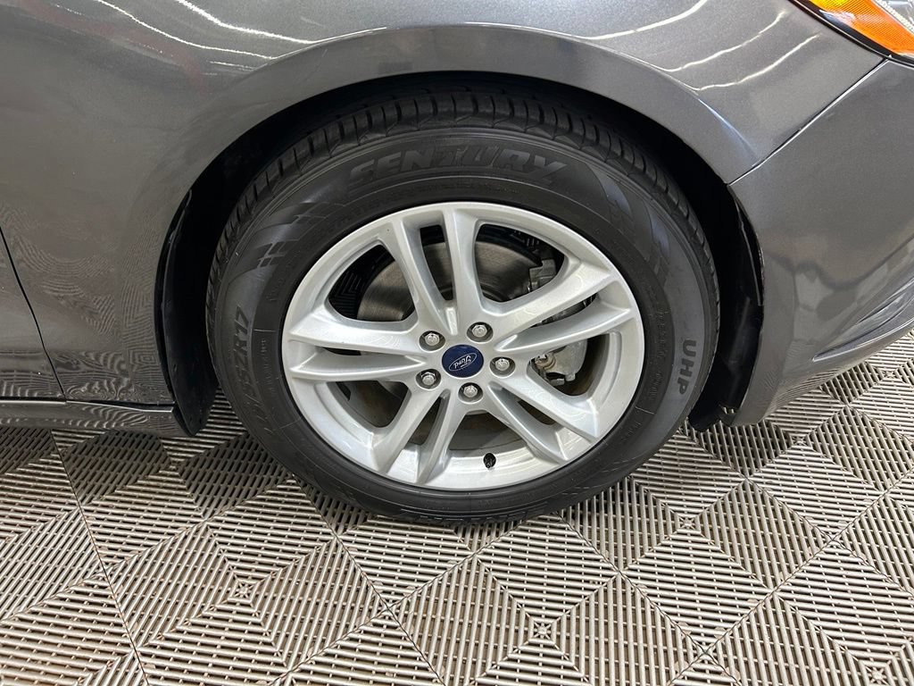 Used 2018 Ford Fusion SE FWD image 2