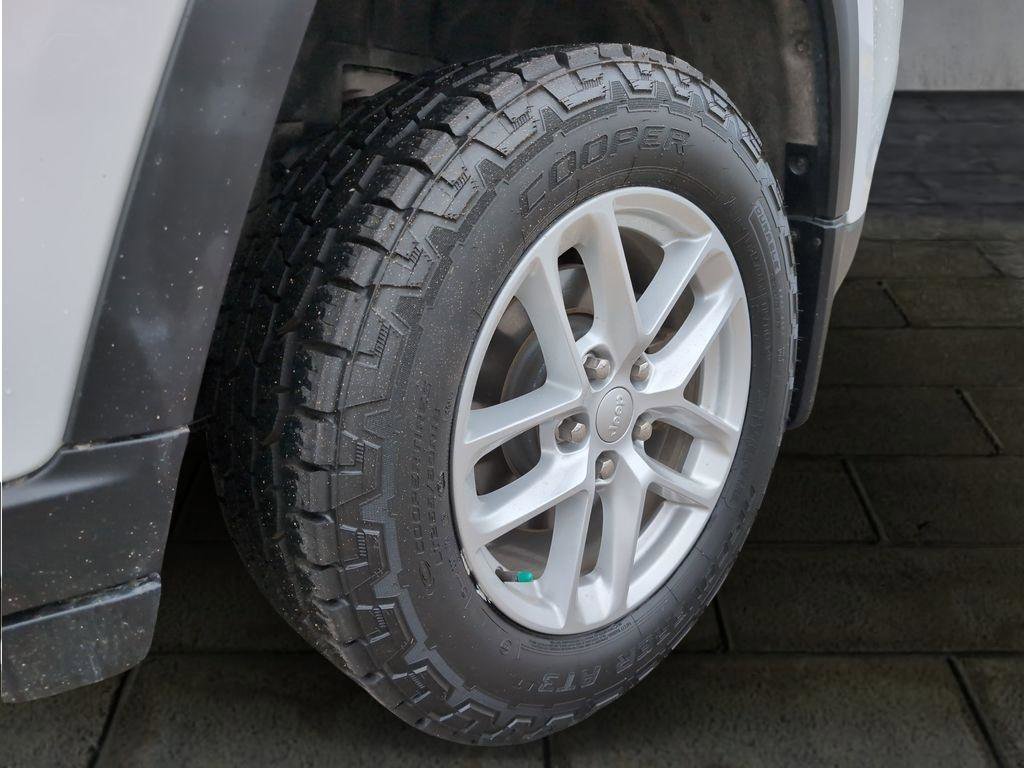 Used 2023 Jeep Grand Cherokee Laredo w/ Trailer Tow Prep Group (B) image 7