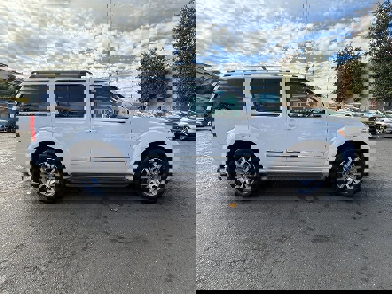 Used 2011 Nissan Pathfinder LE w/ Navigation Pkg image 4