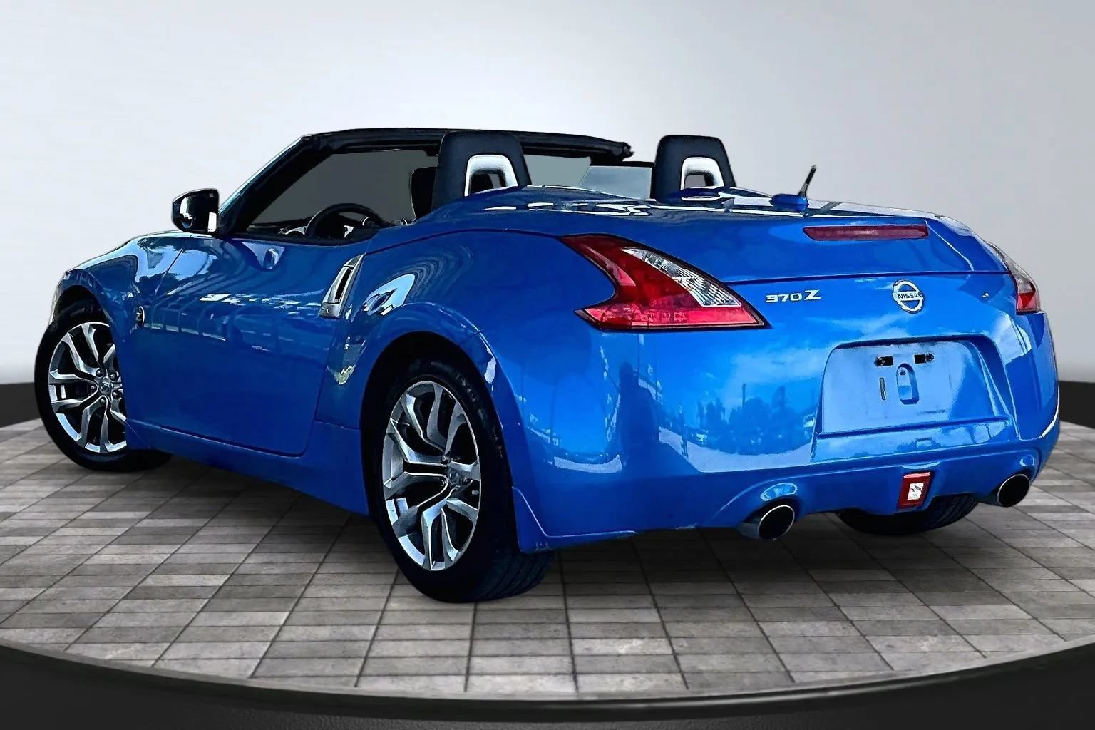 Used 2010 Nissan 370Z Roadster RWD image 4