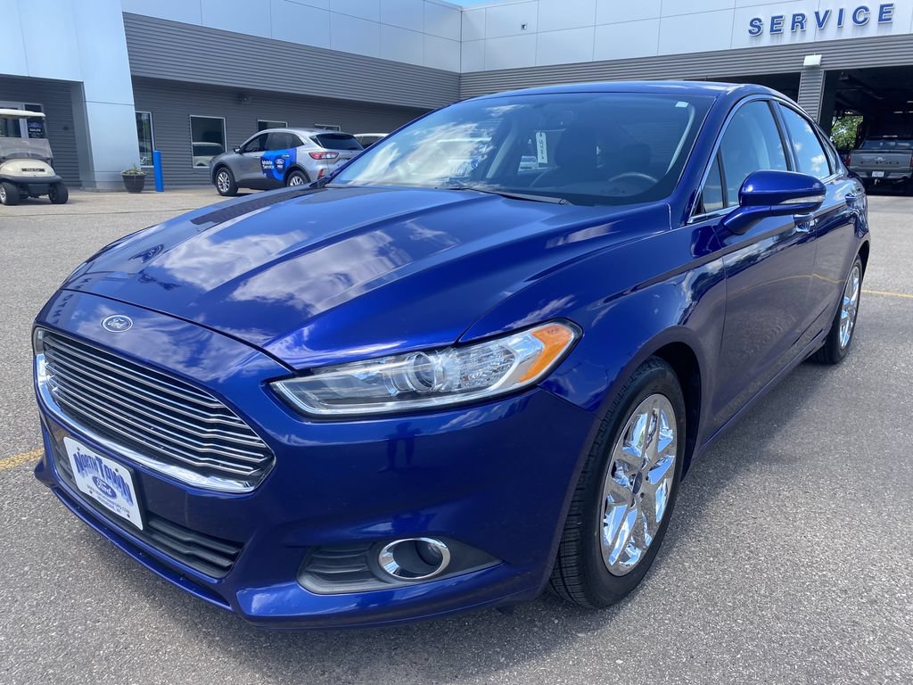 Used 2016 Ford Fusion SE w/ Equipment Group 202A FWD image 2