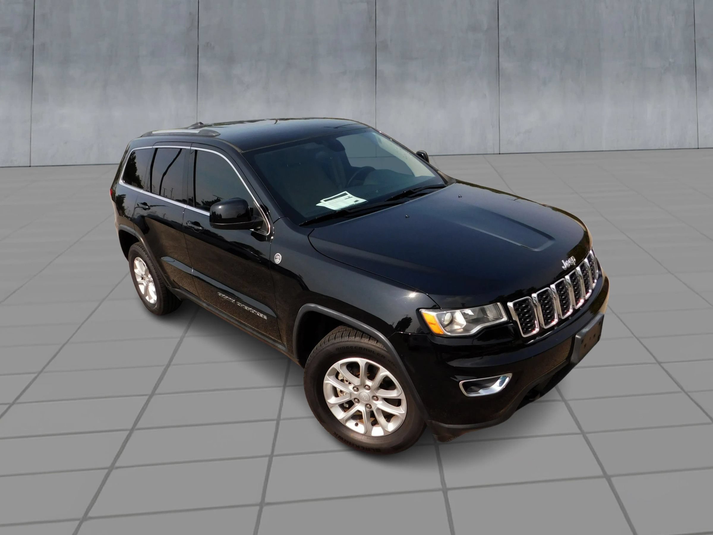Used 2021 Jeep Grand Cherokee Laredo AWD/4WD image 2