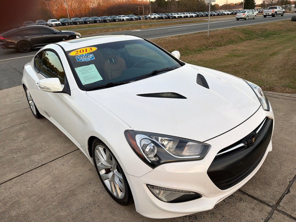 Used 2013 Hyundai Genesis 3.8 image 5
