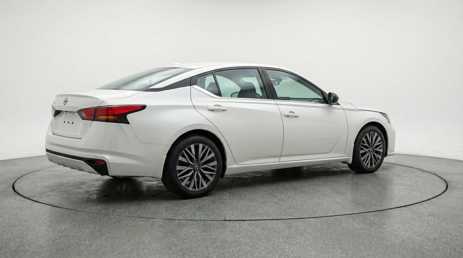 Used 2025 Nissan Altima 2.5 SV FWD image 9