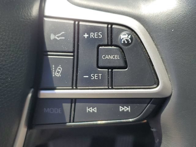 Used 2022 Toyota Highlander XLE AWD/4WD image 12