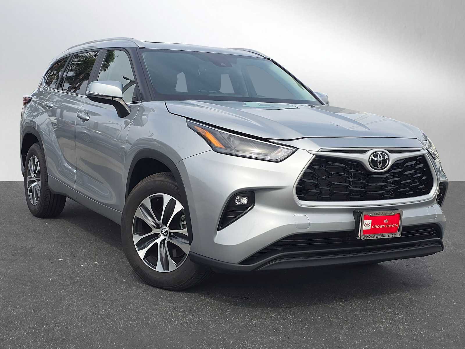Certified 2025 Toyota Highlander XLE FWD image 1
