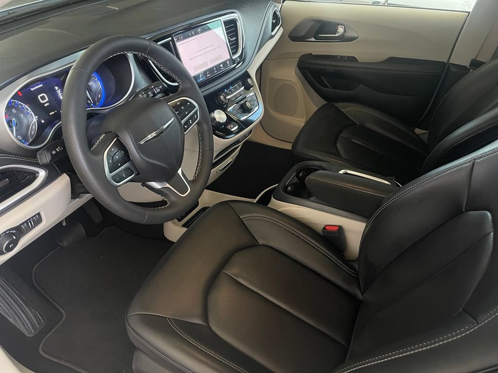 Used 2023 Chrysler Pacifica Touring-L FWD image 9
