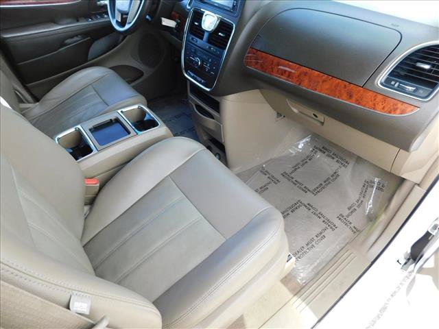 Used 2014 Chrysler Town & Country Touring FWD image 29