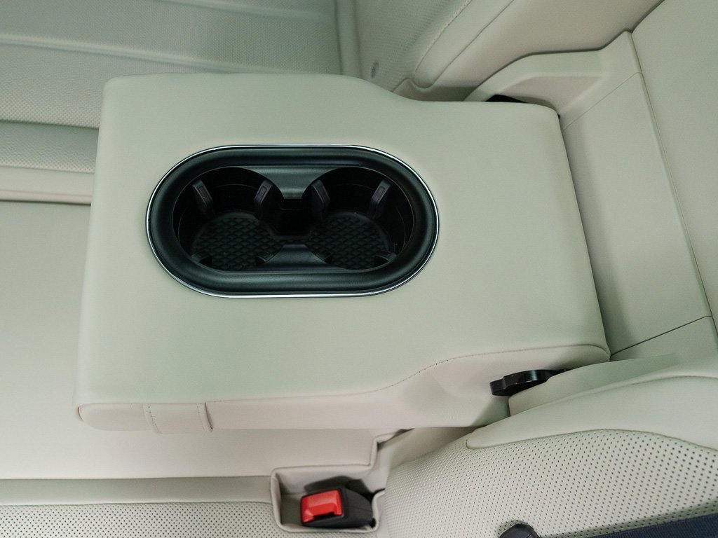 Used 2025 Bentley Bentayga image 27