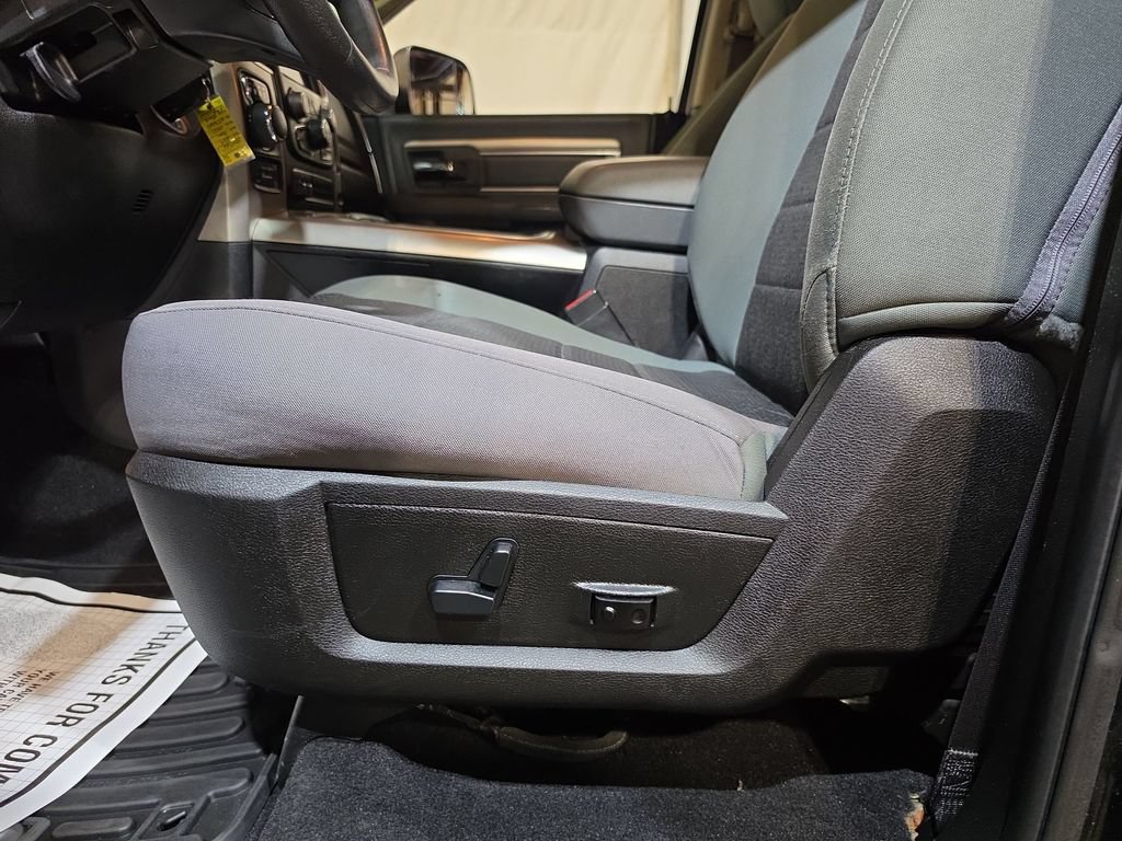 Used 2019 RAM 1500 Classic SLT AWD/4WD image 14