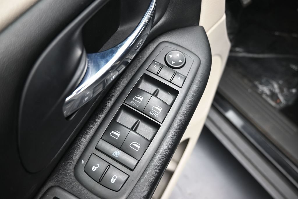 Used 2016 Dodge Grand Caravan SXT FWD image 19
