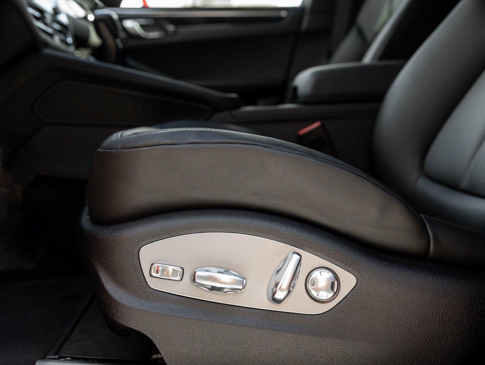 Certified 2025 Porsche Macan image 22