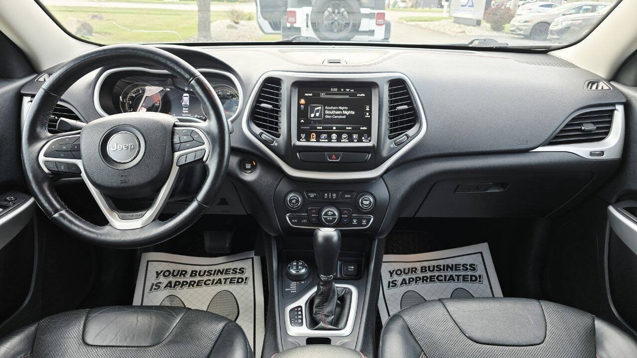 Used 2018 Jeep Cherokee Trailhawk AWD/4WD image 16