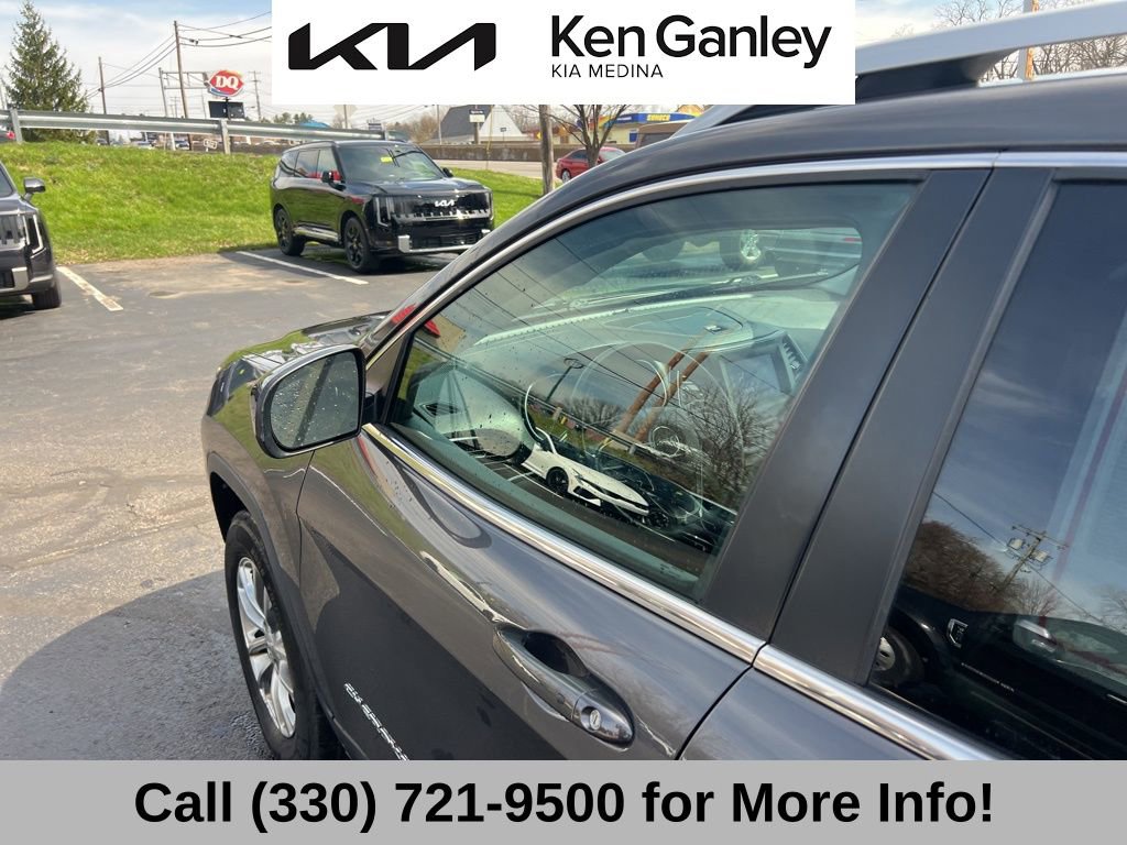 Used 2019 Jeep Cherokee Latitude Plus w/ Cold Weather Group image 24