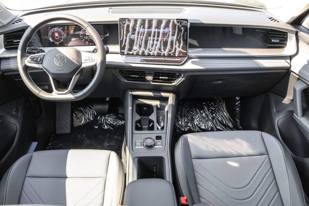 Used 2025 Volkswagen Tiguan SE image 28