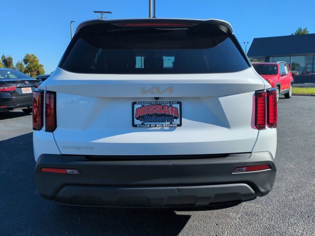 Used 2023 Kia Sorento LX image 5