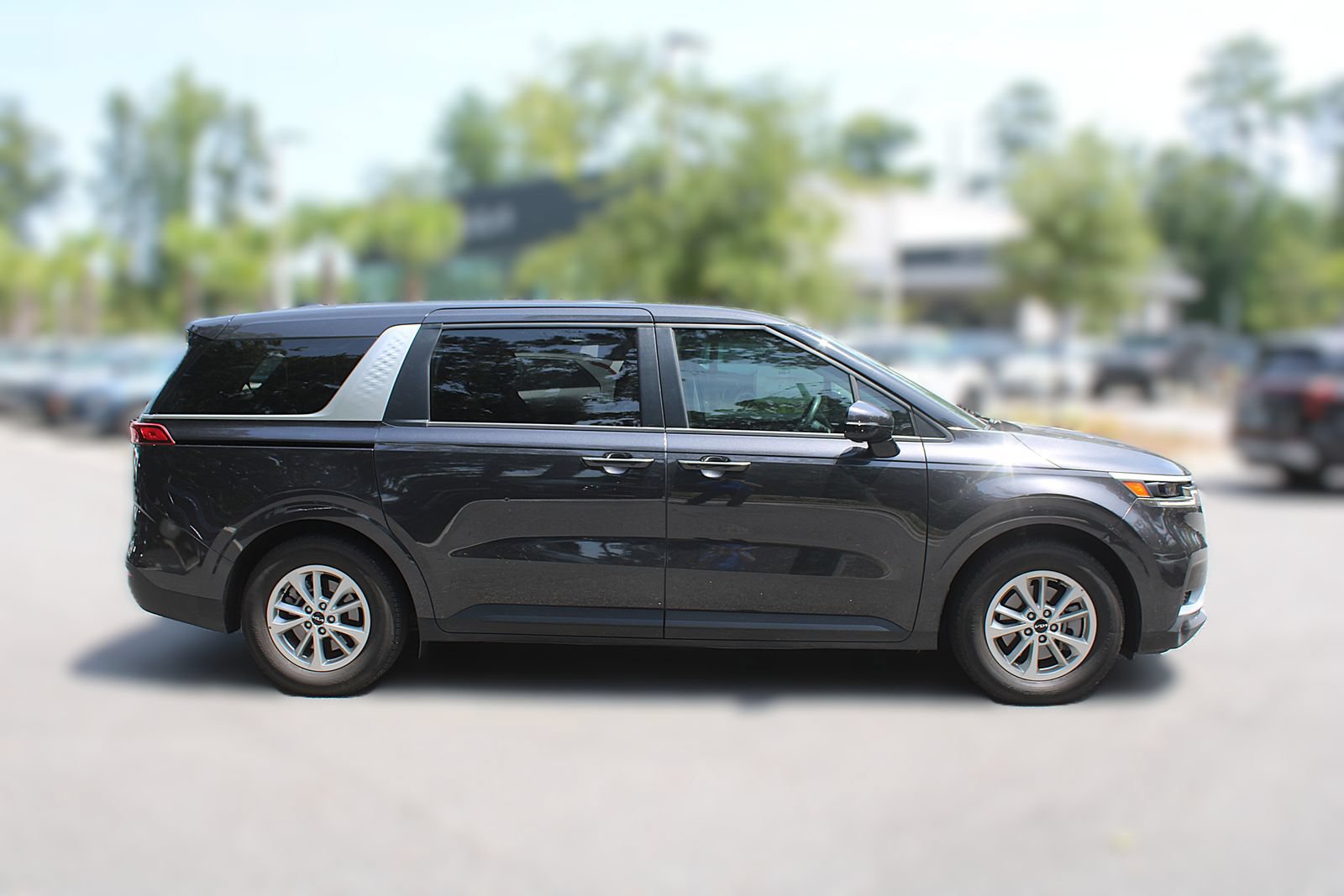 Used 2024 Kia Carnival LX FWD image 16