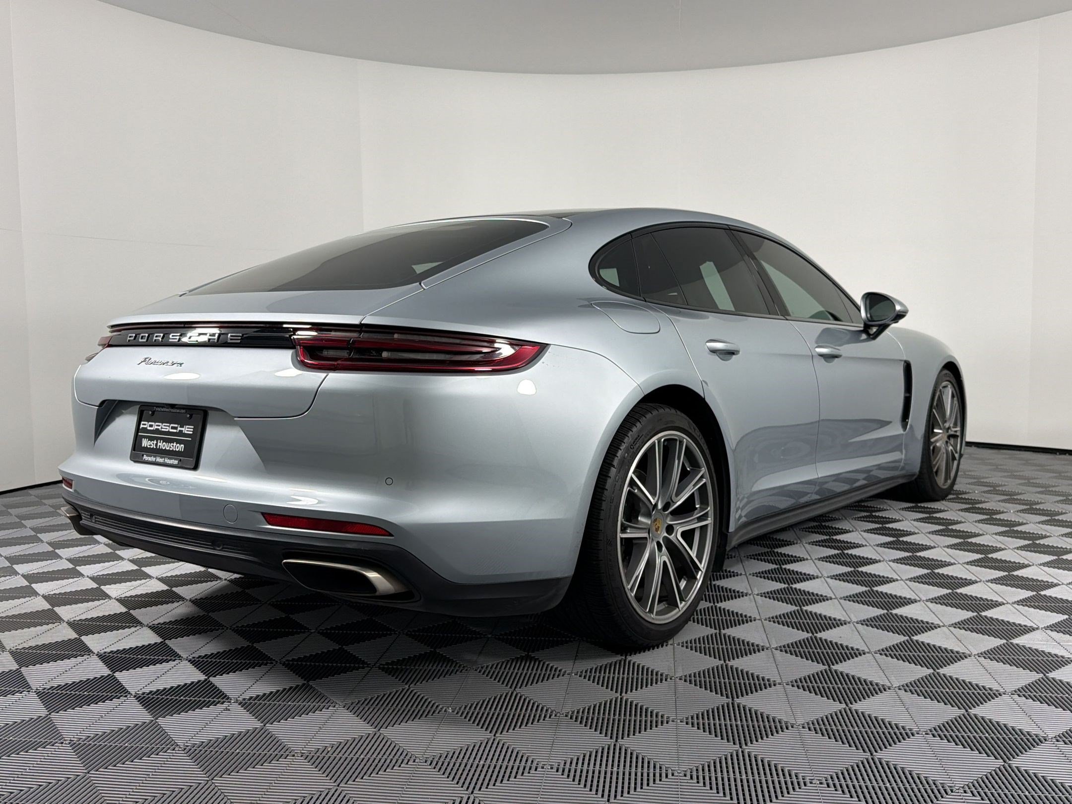 Certified 2019 Porsche Panamera image 9