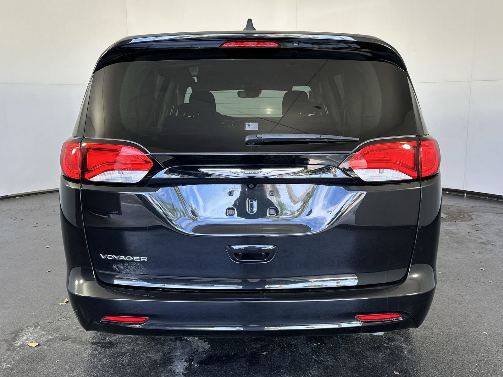 Used 2023 Chrysler Voyager LX image 10