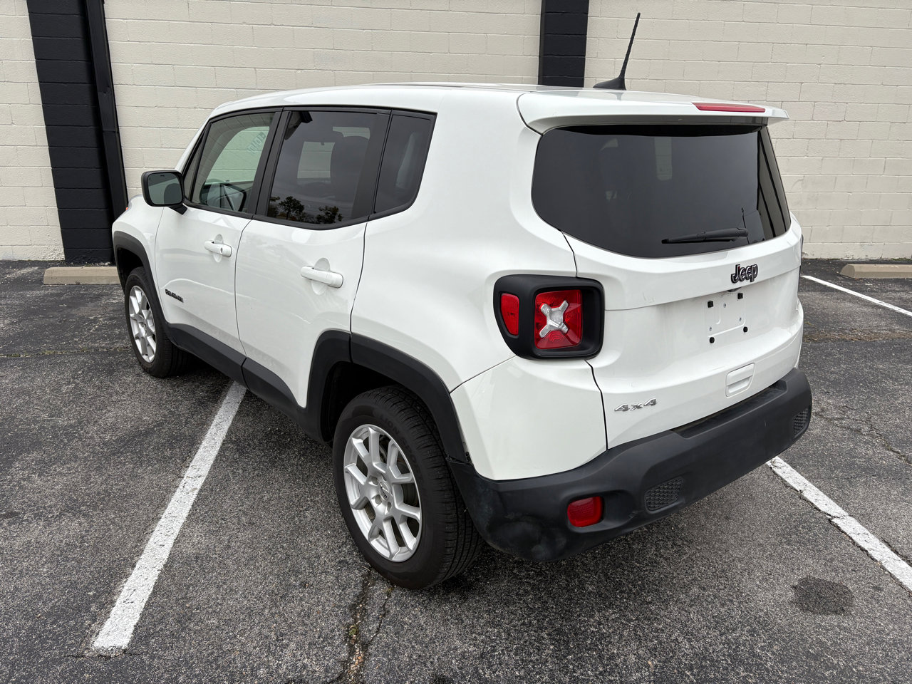 Used 2023 Jeep Renegade Latitude image 3