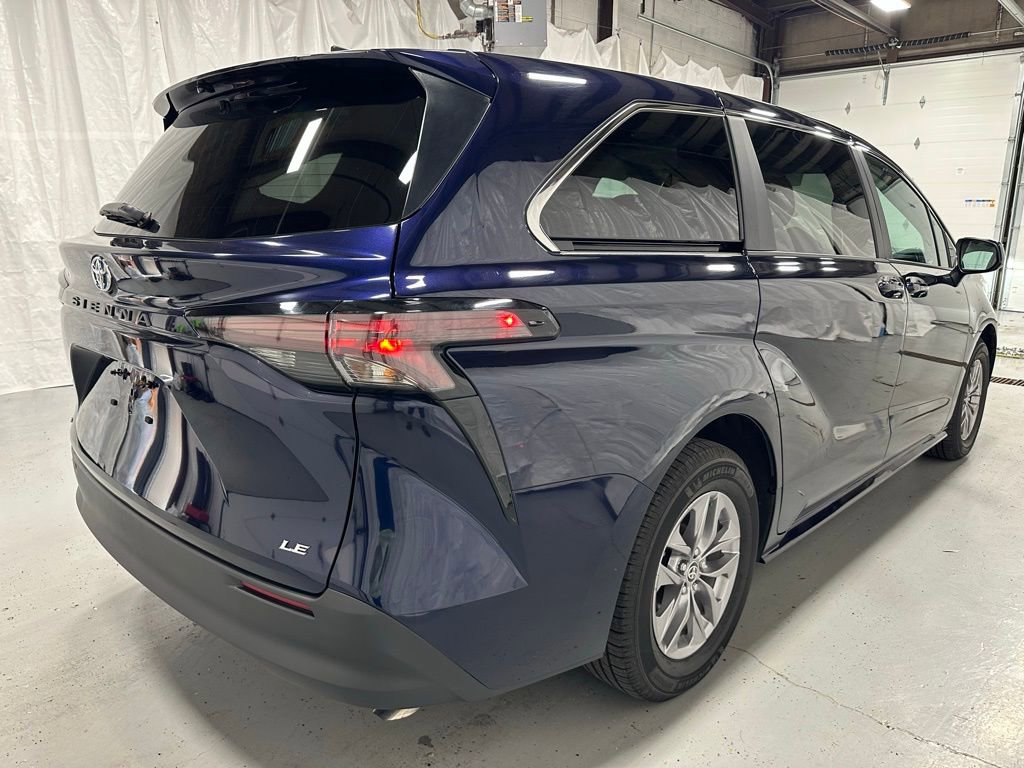 Used 2025 Toyota Sienna LE FWD image 7