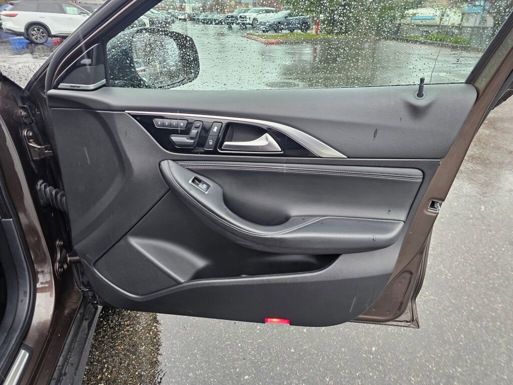 Used 2017 INFINITI QX30 Premium image 10