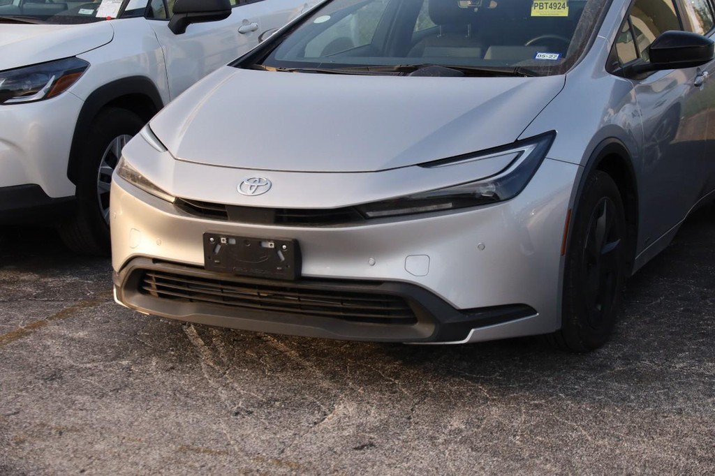 Used 2025 Toyota Prius LE AWD/4WD image 5