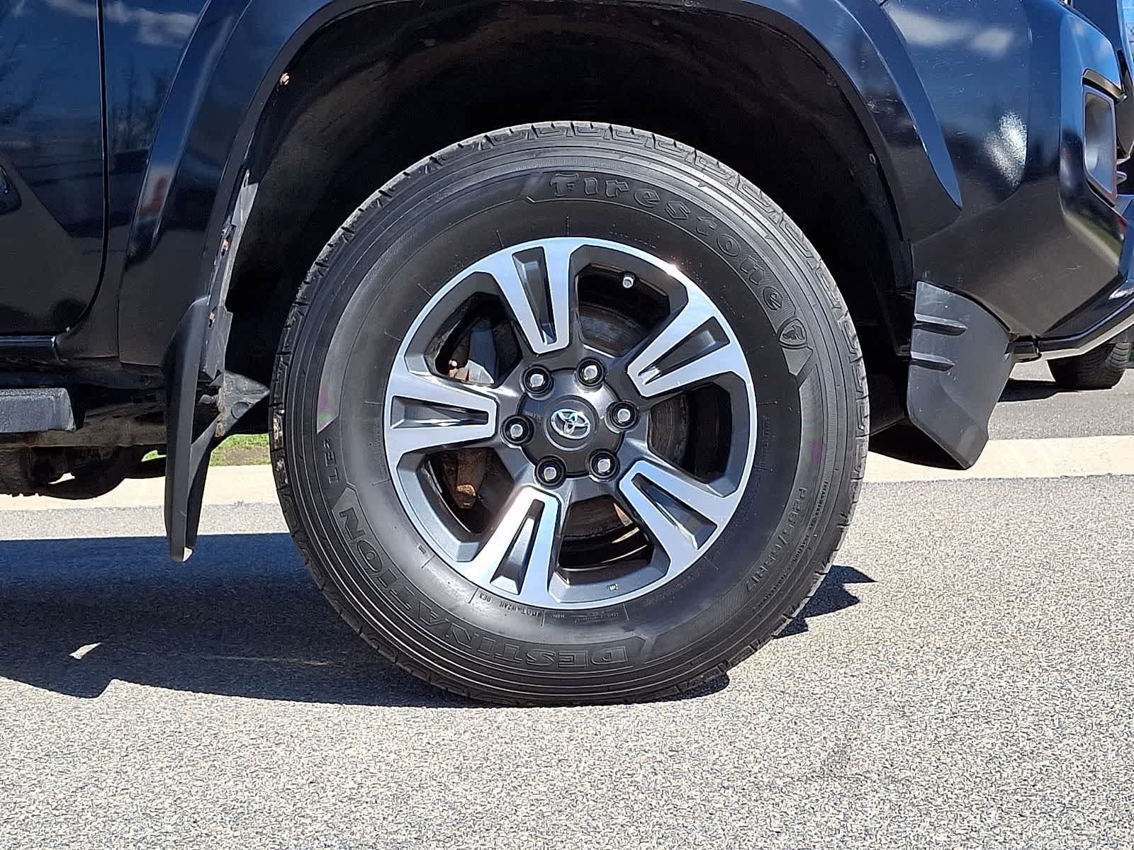 Used 2018 Toyota Tacoma TRD Sport AWD/4WD image 11