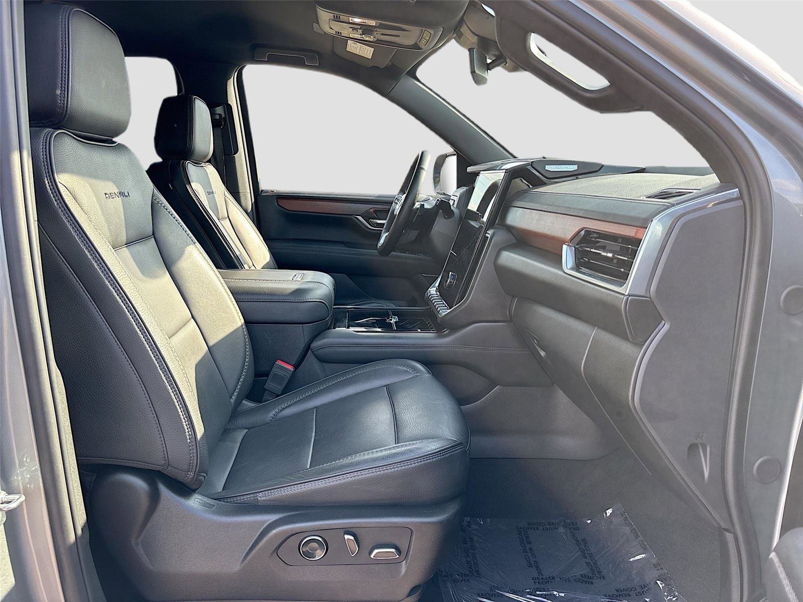 Used 2025 GMC Yukon Denali RWD image 30