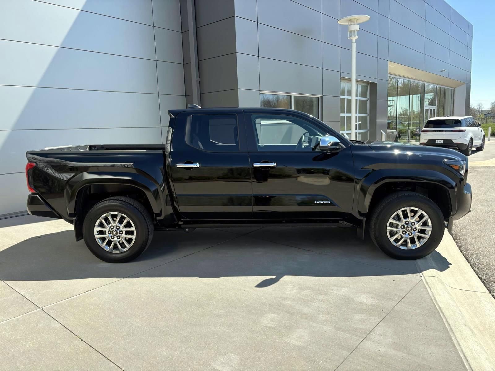 Used 2024 Toyota Tacoma Limited w/ Limited Package (LT) AWD/4WD image 4