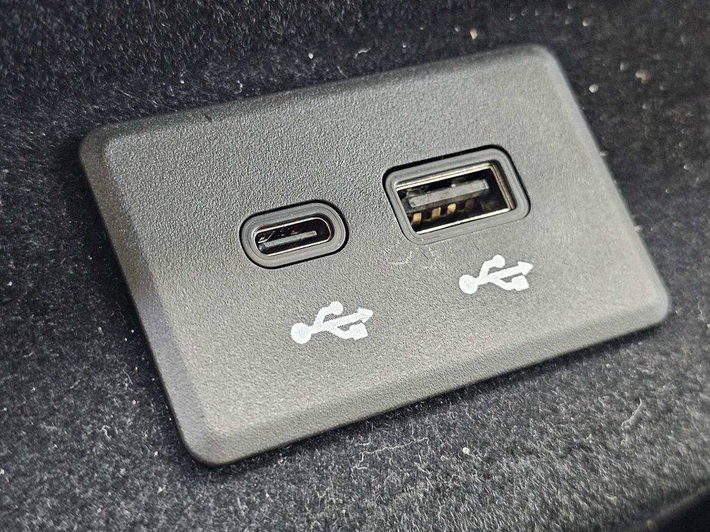 Certified 2025 Cadillac Escalade ESV Sport Platinum w/ LPO, Floor Liner Package AWD/4WD image 28